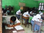 pelajar-sman-10-batam-ikuti-ujian-nasional_20160405_085137.jpg