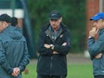 pelatih-alfred-riedl-bersama-dua-asistennya_20161102_123832.jpg