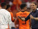 pelatih-belanda-frank-de-boer-melakukan-selebrasi-setelah-timnya-menang-2-0.jpg