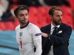 pelatih-inggris-gareth-southgate-menyalami-gelandang-jack-grealish.jpg