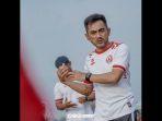 pelatih-pss-sleman-seto-nurdiyantoro-beri-intruksi-saat-latihan.jpg