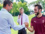 pemain-ac-milan-asal-turki-hakan-calhanoglu-bersama-direktur-teknik-ac-milan-paolo-maldini.jpg
