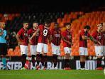 pemain-ac-milan-olivier-giroud-dan-pemain-lain-saat-adu-penalti-vs-valencia.jpg