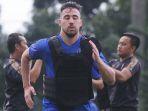 pemain-arema-fc-jonathan-bauman-menjalani-latihan.jpg