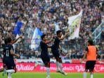 pemain-arema-fc-rizky-dwi-kedua-kanan-lakukan-selebrasi.jpg