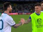 pemain-argentina-lionel-messi-menyalami-pemain-paraguay.jpg
