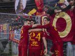 pemain-as-roma-melakukan-selebrasi-usai-cetak-gol.jpg