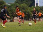 pemain-baru-persija-jakarta-keluhkan-lapangan-sepak-bola-di-indonesia.jpg