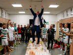 pemain-lechia-gdansk-merayakan-kemenangan-di-ruang-ganti.jpg