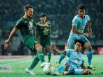pemain-persebaya-damian-lizio-dihadang-pemain-persela-artur-sena.jpg