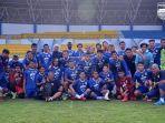 pemain-persib-dan-staf-pelatih-foto-bersama-usai-latihan.jpg