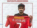 pemain-persija-jakarta-ramdani-lestaluhu-melelang-jersey-persija-juara-2018.jpg