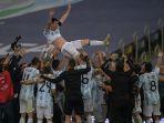 pemain-timnas-argentina-menggotong-tubuh-lionel-messi-setelah-juara-copa-america-2021.jpg
