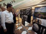 pembina-pfi-kepri-soerya-respationo-melihat-secara-langsung-pameran-foto-di-mega-mall_20151118_200757.jpg