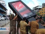 pembongkaran-sebuah-papan-reklame_20180606_155532.jpg