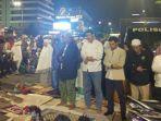 pendemo-salat-magrib-di-depan-bawaslu.jpg