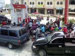 pengendara-antre-mengisi-bbm-di-spbu-pertamina-retail-ranai.jpg