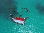 pengibaran-bendera-bawah-laut.jpg