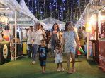 pengunjung-memadati-bazar-makanan-sast-berkunjung-di-panbil-winter-night-festival.jpg