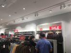 pengunjung-saat-berbelanja-di-salah-satu-stand-grand-batam-mall.jpg