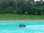 pengunjung-sedang-menikmati-fasilitas-kayak.jpg