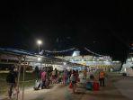 penumpang-arus-balik-menuju-KM-Kelud-yang-sandar-di-dermaga-Bintang-99-Minggu-64-dini-hari.jpg