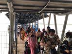 penumpang-datang-di-pelabuhan-domestik-sekupang.jpg