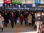 penumpang-kereta-di-stasiun-shinagawa-tokyo-berjalan-mengenakan-masker.jpg