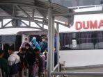 penumpang-saat-keluar-dari-kapal-dumai-line-di-pelabuhan-domestik-sekupang.jpg