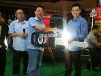 penyerahan-simbolis-pemenang-toyota-alphard_20161123_154117.jpg