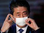 perdana-menteri-jepang-shinzo-abe-sedang-mengenakan-masker.jpg