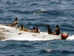 perompak-meninggalkan-kapal-dagang-mv-faina_20161023_130901.jpg