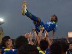 perpisahan-hariono-setelah-pertandingan-persib-bandung-vs-psm-makassar.jpg