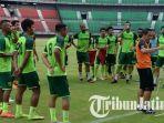 persebaya-surabaya-menjalani-latihan-di-stadion-gelora-bung-tomo.jpg