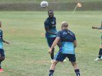 persib-bandung-menjalani-sesi-latihan-sore-di-lapangan-yogyakarta-independent-school.jpg