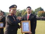 personil-Subdit-1-Ipda-Moh-Zulkafila-terima-penghargaan-dalam-pengungkapan-kasus-home-industry.jpg