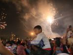pesta-kembang-apid-i-dataran-engku-putri-sambut-tahun-baru-2018_20180101_003515.jpg