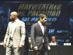 petinju-manny-pacquiao-kanan-dan-floyd-mayweather-kiri_20150424_085214.jpg