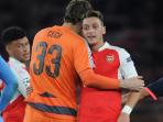petr-cech-dan-mesut-ozil_20151229_165022.jpg