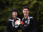petr-cech-dan-thibaut-courtois-saat-sama-sama-jadi-kiper-chelsea.jpg