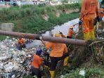petugas-dlh-bersihkan-drainase-di-sei-beduk-dari-sampah-rumah-tangga.jpg