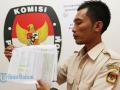 petugas-kpu-kota-batam-menunjukkan-daftar-pemilih-sementara-dps.jpg