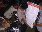petugas-memperlihatkan-cara-pencoblosan-surat-suara-kepada-masyarakat.jpg