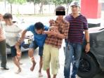 petugas-menggiring-pelaku-tiga-kawanan-pencurian-dengan-pemberatan_20160421_173853.jpg