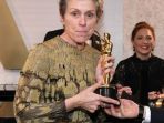 piala-oscar-milik-frances-mcdormand-yang-sempat-hilang_20180306_101119.jpg