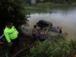 polisi-dibantu-warga-mengevakuasi-mobil-yang-tenggelam-di-dam-mukakuning.jpg