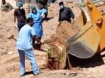 polisi-irak-dan-tim-forensik-menggunakan-buldozer-untuk-menggali-kuburan-massal-isis_20161108_082406.jpg
