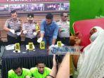 polisi-memperlihatkan-tersangka-begal-yang-menendang-ibu.jpg