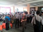 polisi-menjaga-ketat-acara-penyampaian-visi-dan-misi-calon-bupati-wakil-bupati-bintan_20151116_114853.jpg