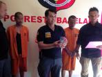 polisi-menunjukkan-baran-bukti-berupa-uang-hasil-perjudian-sie-jie-jenis-hongkong-kepada-awak-media_20160818_160421.jpg